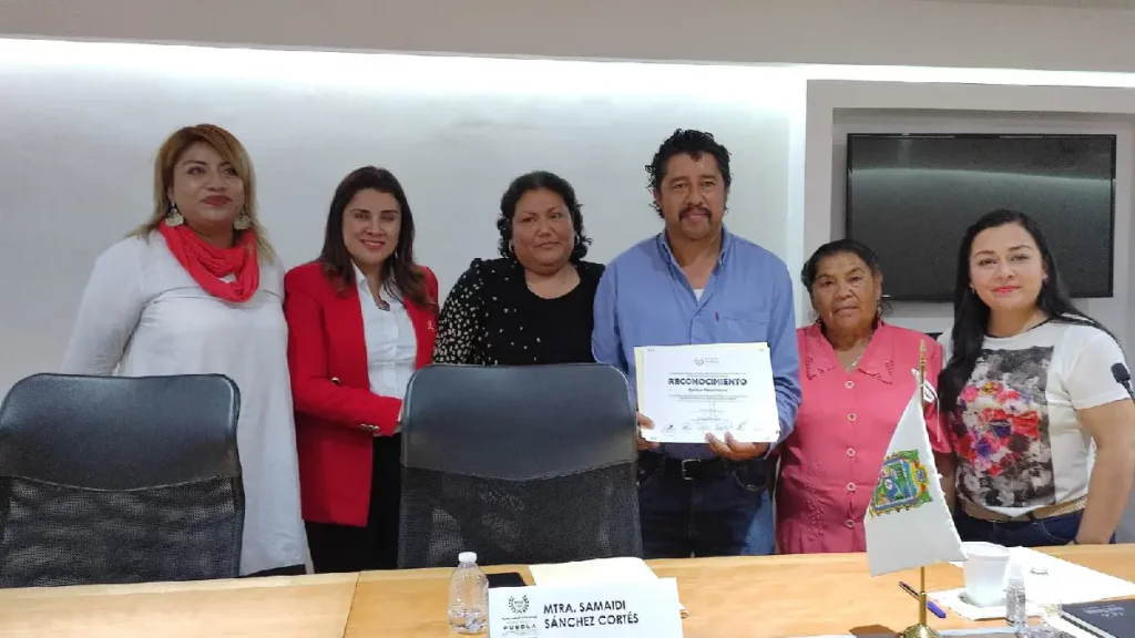 Integrantes de la Comisión de Migración entregan reconocimientos a migrantes poblanos