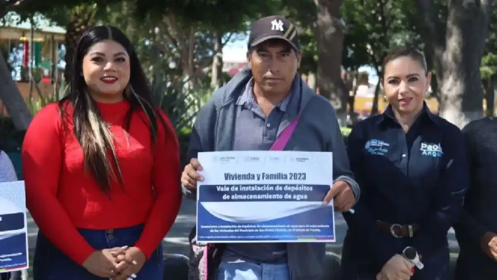 Paola Angon entrega 500 depósitos de agua para abastecer a igual número de familias