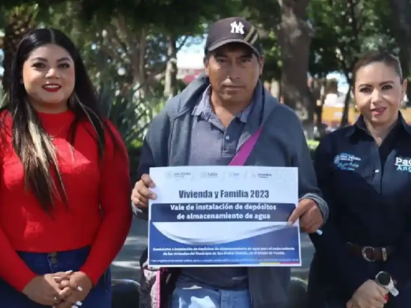Paola Angon entrega 500 depósitos de agua para abastecer a igual número de familias