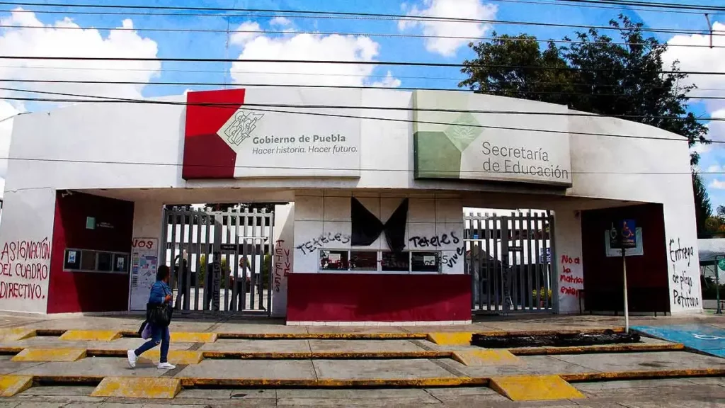 Gobierno va contra normalistas de Teteles por daños en la SEP