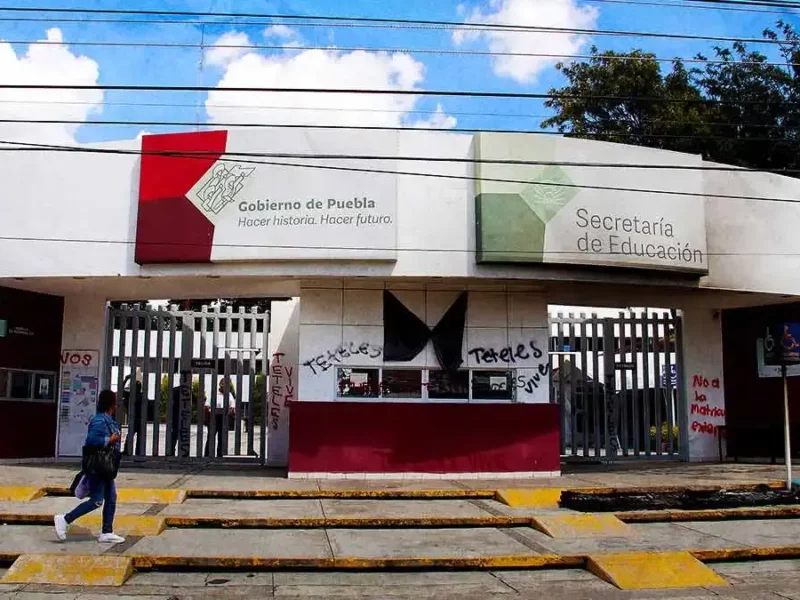 Gobierno va contra normalistas de Teteles por daños en la SEP