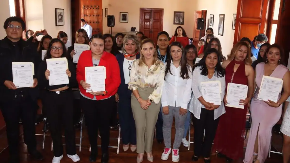 Paola Angon y María de la Barreda entregan certificados a egresados de CECADE