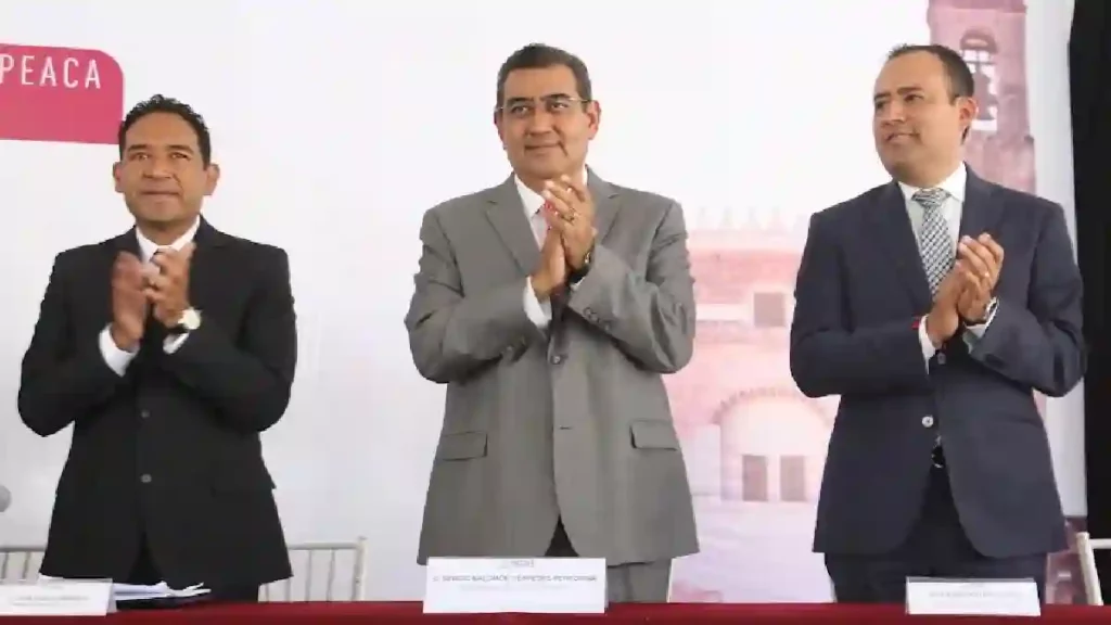 El gobernador Sergio Salomón anunció una serie de obras de infraestructura carretera en Tepeaca