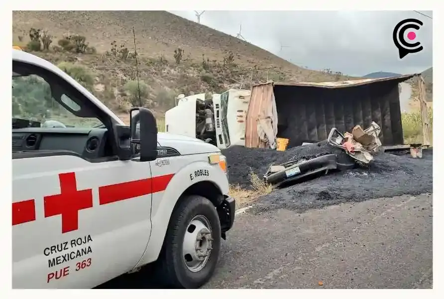 Camión de volteo aplasta un auto y deja un muerto en Tehuacán