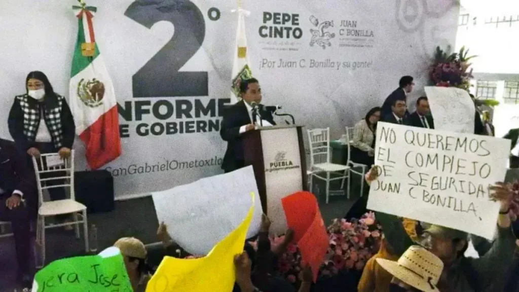 Vecinos de Juan C. Bonilla revientan el informe del alcalde José Cinto Bernal