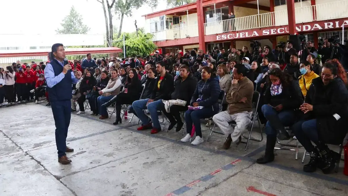 Técnica 60 en Puebla denuncia falta de agua y banquetas deterioradas