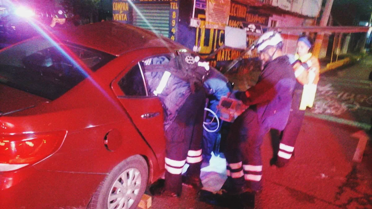 Conductor de Uber muere prensado tras choque en Puebla