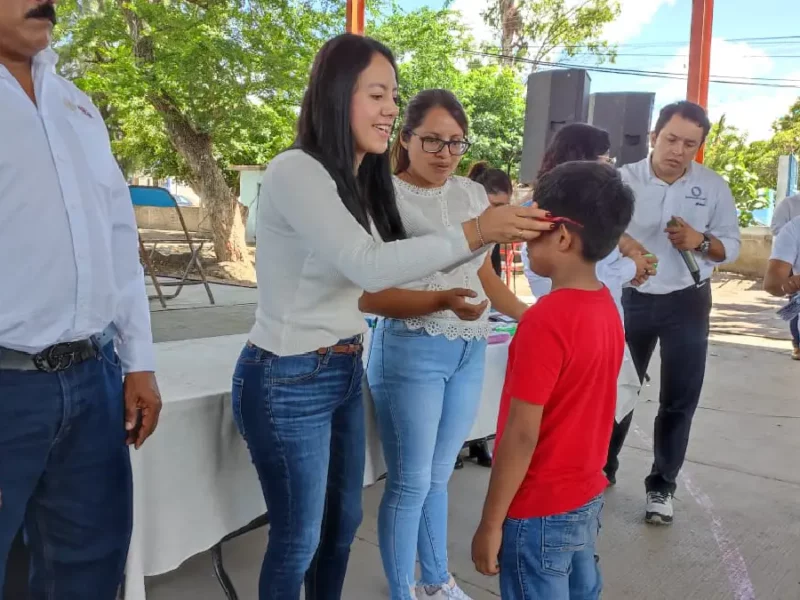 Entrega Voluntariado del Congreso del Estado 77 lentes en Izúcar de Matamoros
