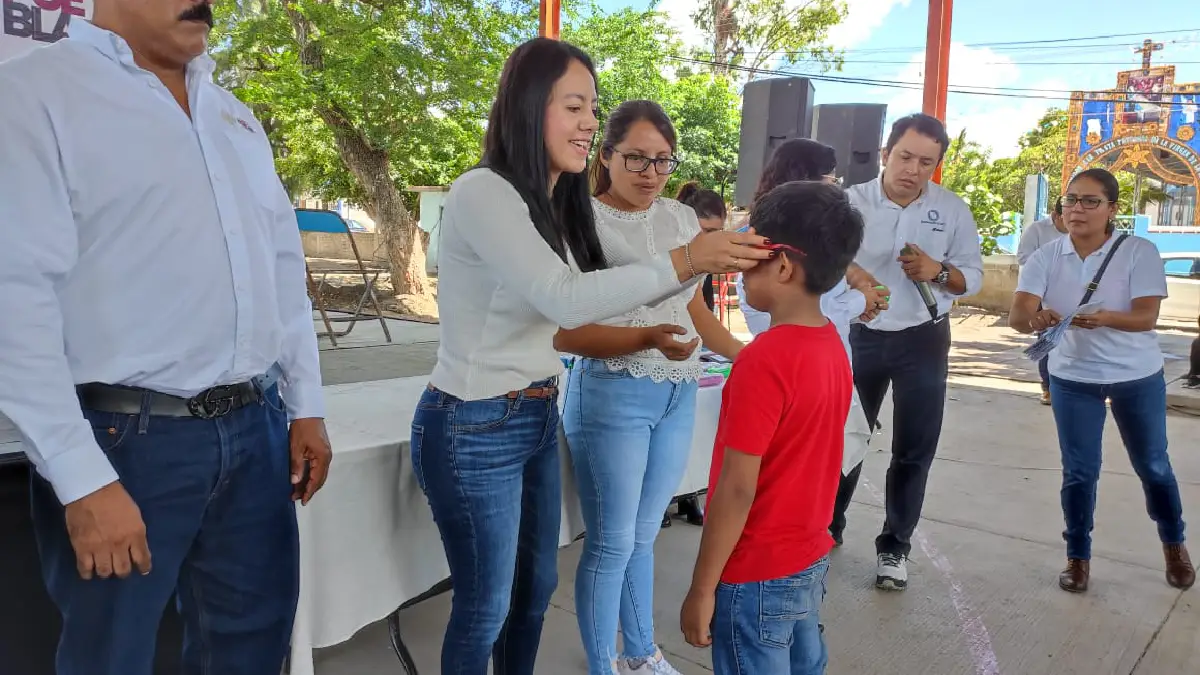 Entrega Voluntariado del Congreso del Estado 77 lentes en Izúcar de Matamoros