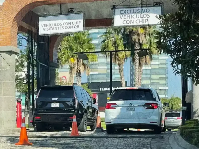Vecino de La Vista bloquea acceso al fraccionamiento por pleito con los administradores 