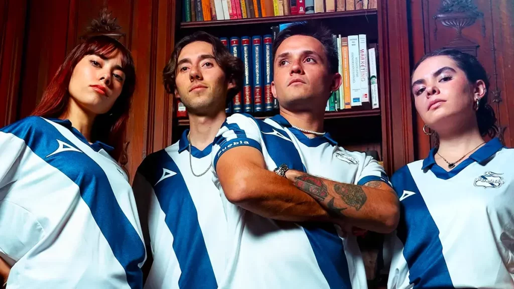 Club Puebla presenta su nueva playera conmemorativa a su primer campeonato del 82-83