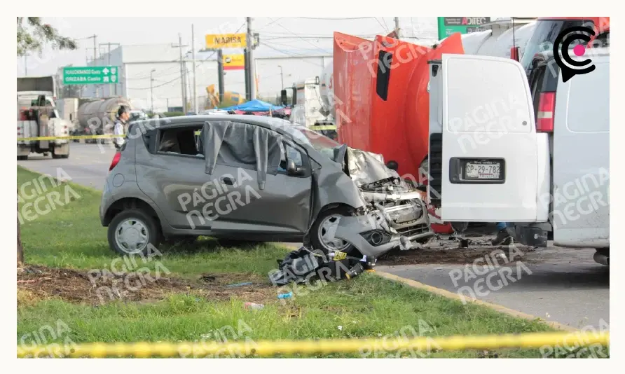 Automóvil chocado contra un tráiler