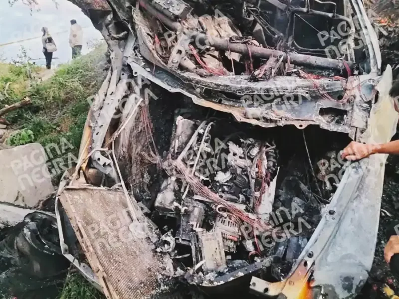 Dos hermanos mueren en un choque en Tepexco; el auto terminó calcinado