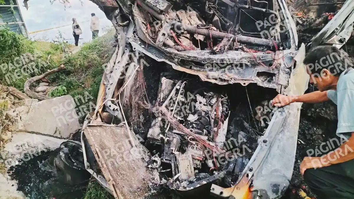 Dos hermanos mueren en un choque en Tepexco; el auto terminó calcinado
