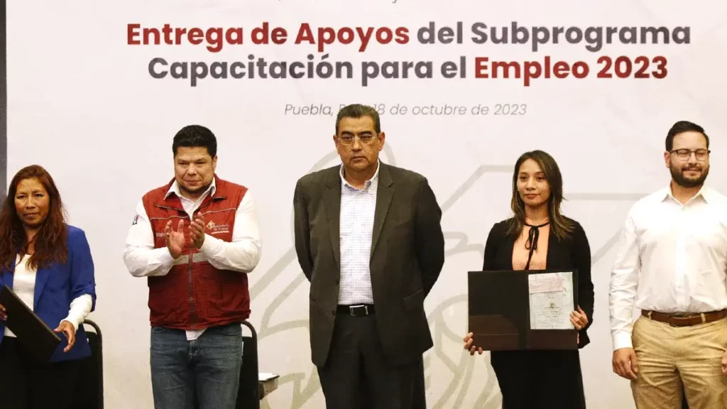 Gobierno de Puebla entrega 8.7 mdp en apoyos de capacitación para el trabajo