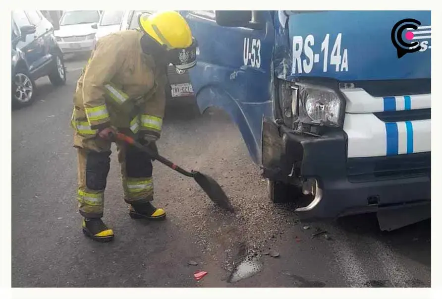 Ruta de transporte público provocó una carambola en Boulevard Forjadores