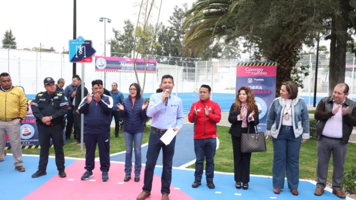 Entrega Ayuntamiento de Puebla rehabilitación del parque Benito Juárez en La Libertad