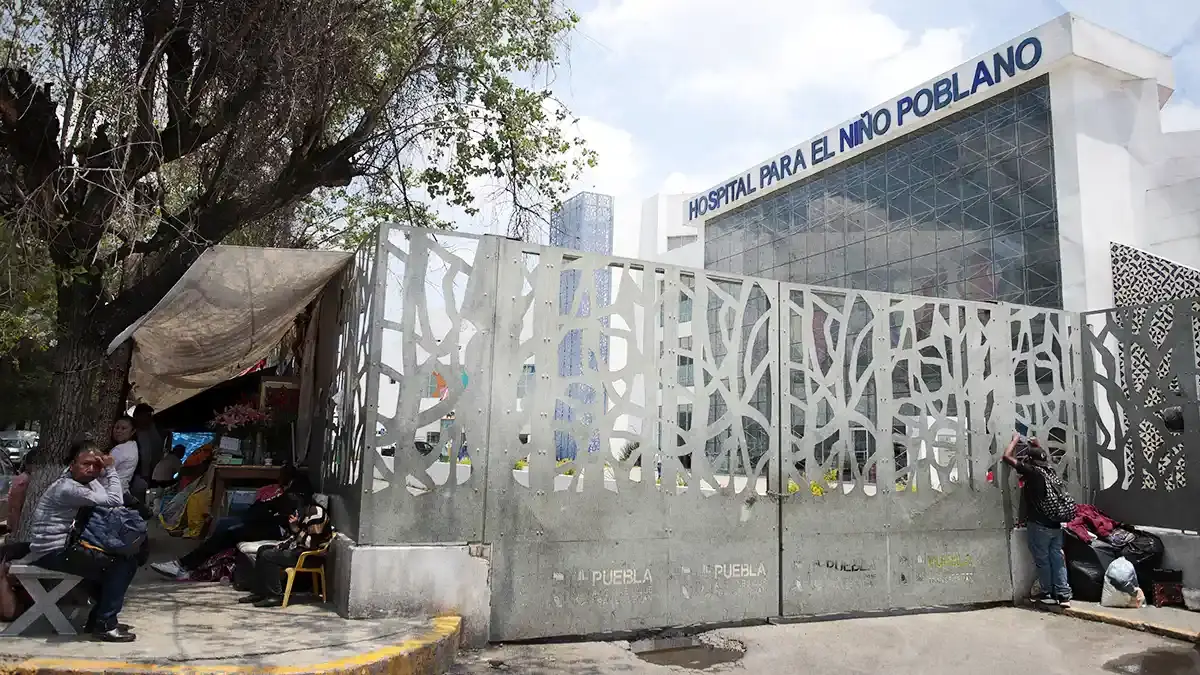Familiares permanecen fuera del HNP por necesidad; fundación brinda albergue