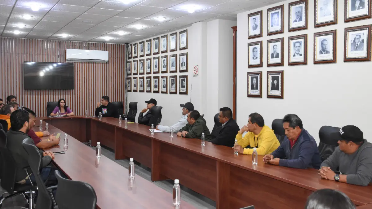Layón firma nuevos acuerdos con líderes tianguistas para temporada decembrina