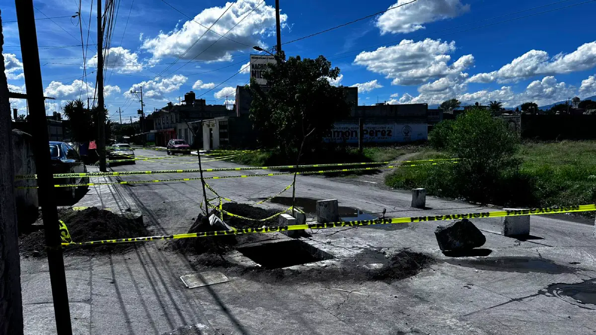 Protección Civil acordona el área donde se formó un socavón en Moyotzingo