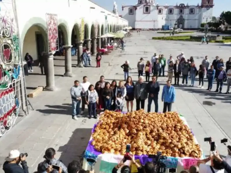 Paola Angon comparte junto a las familias la hojaldra monumental, elaborada por 15 panaderías locales