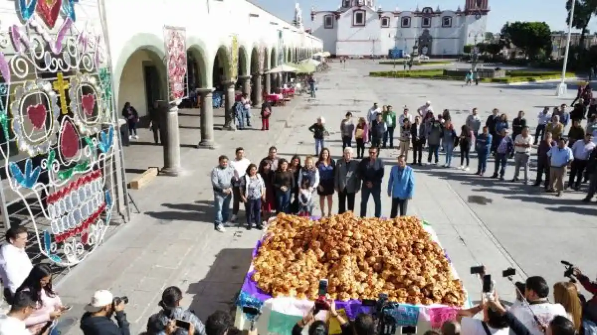 Paola Angon comparte junto a las familias la hojaldra monumental, elaborada por 15 panaderías locales