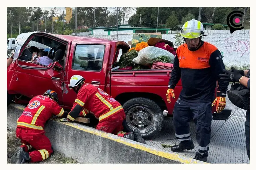 Transportaba flor de muerto, chocó y terminó prensado en Puebla