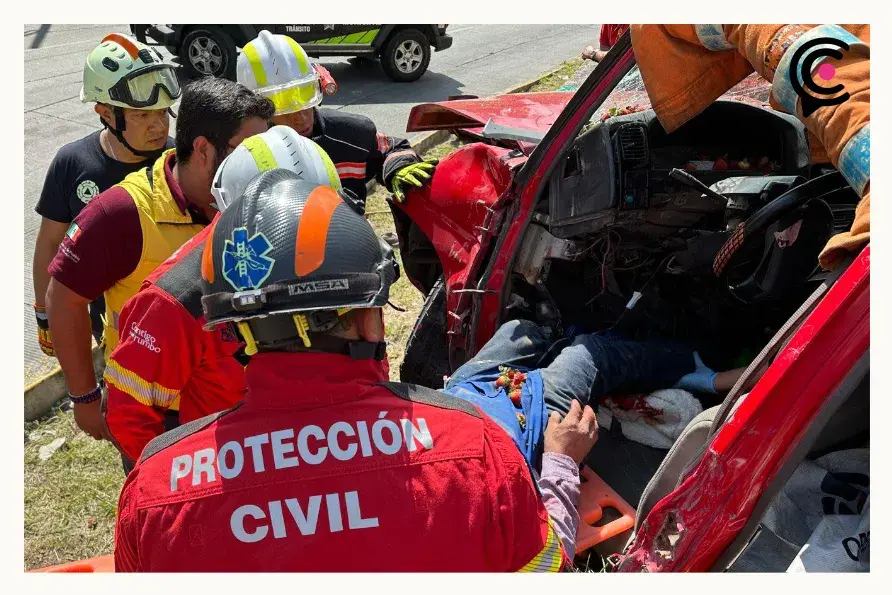 Transportaba flor de muerto, chocó y terminó prensado en Puebla