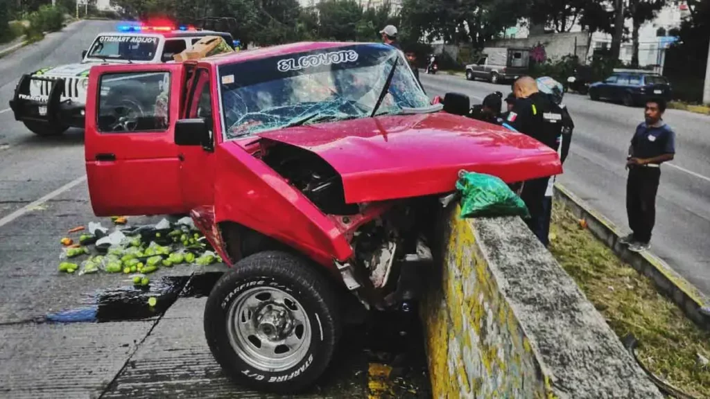 Transportaba flor de muerto, chocó y terminó prensado en Puebla