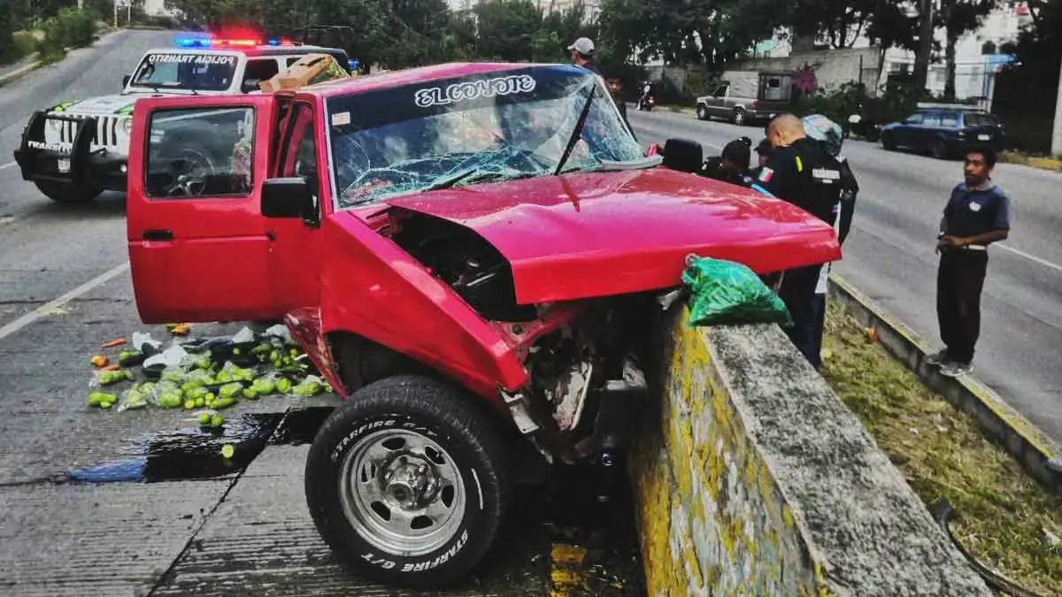 Transportaba flor de muerto, chocó y terminó prensado en Puebla