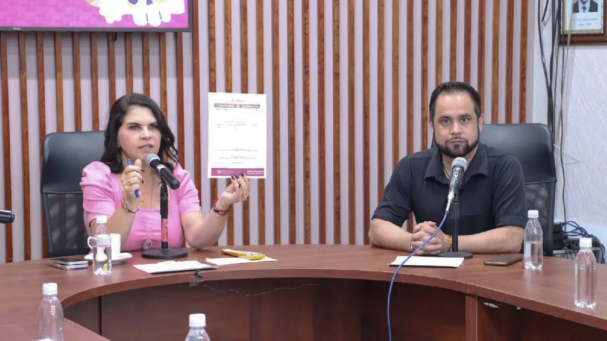 Norma Layón firma la primera constancia de usufructo de los locatarios del mercado Domingo Arenas