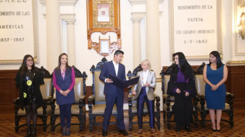 Cédula real y visitate distinguido, condecoraciones entregadas a 'Operation smile' por el Ayuntamiento de Puebla