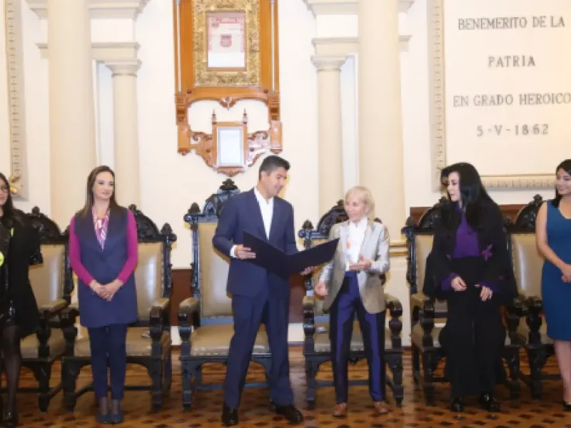 Cédula real y visitate distinguido, condecoraciones entregadas a 'Operation smile' por el Ayuntamiento de Puebla