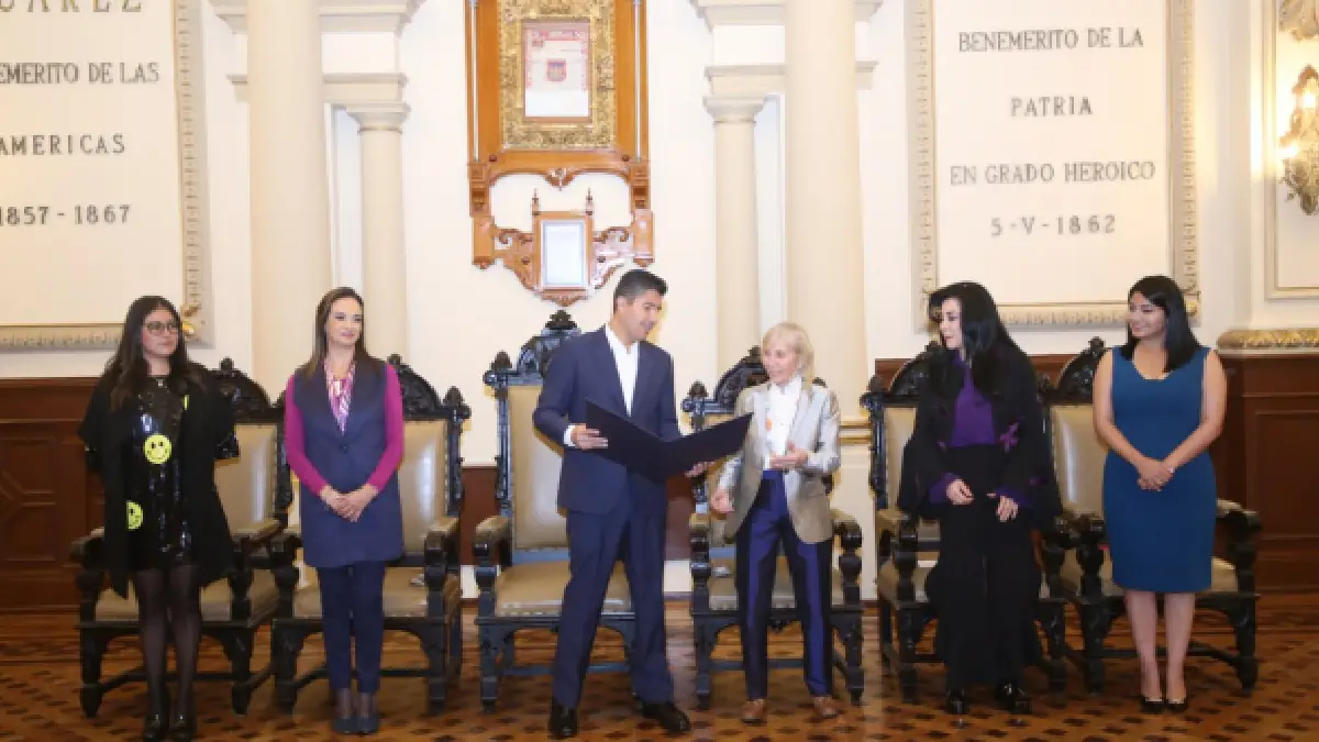 Cédula real y visitate distinguido, condecoraciones entregadas a 'Operation smile' por el Ayuntamiento de Puebla