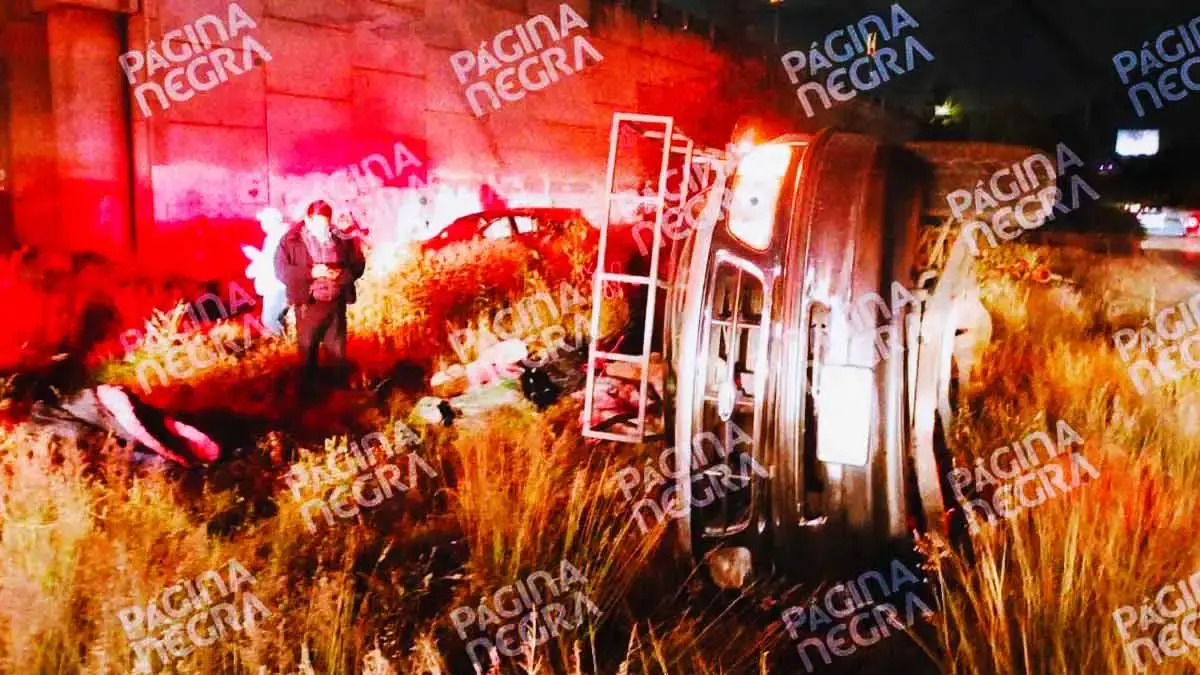 Choque y volcadura dejó dos heridos en inmediaciones de la UDLAP