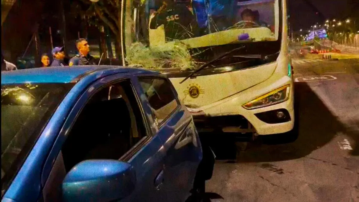 Autobús de aficionados del Club Puebla choca en la Ciudad de México