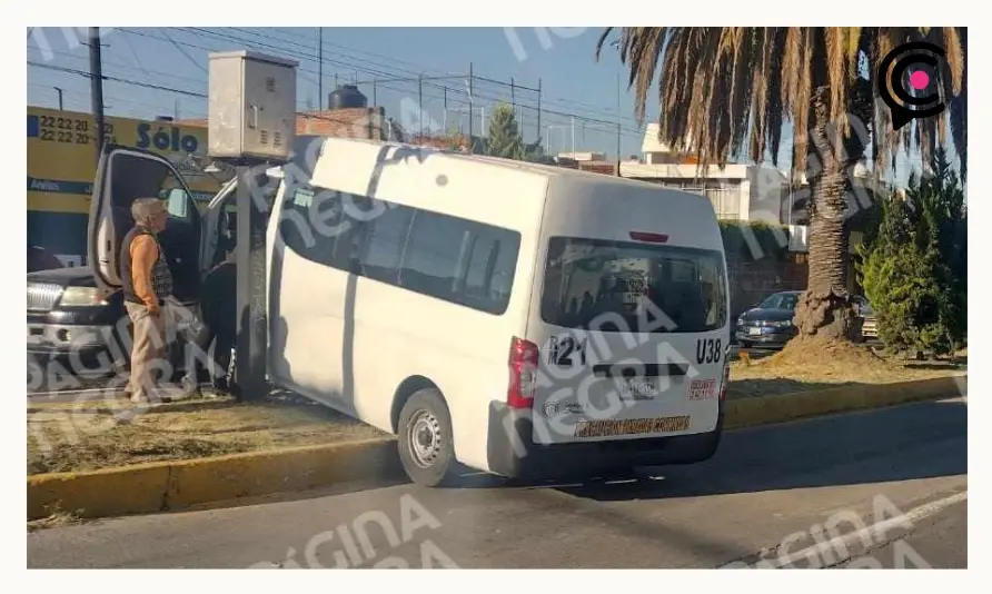 Choque entre ruta y taxi dejó dos lesionados en Puebla capital