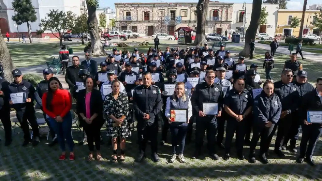 Paola Angon fortalece la seguridad con 23 nuevos policías y entrega de estímulos a elementos