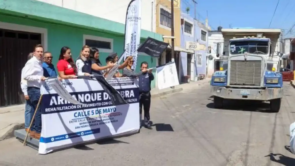 Paola Angon da arranque a dos obras en beneficio de vecinos de Santiago Mixquitla
