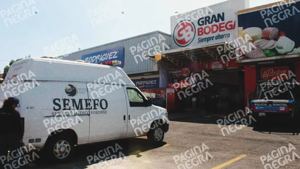 Abandonan feto en baños de centro comercial en Puebla
