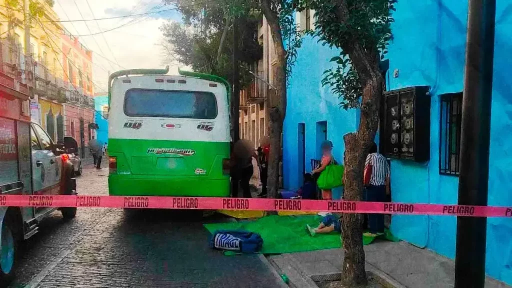 Ruta chocó contra árbol y dejó siete lesionados en el centro de Puebla
