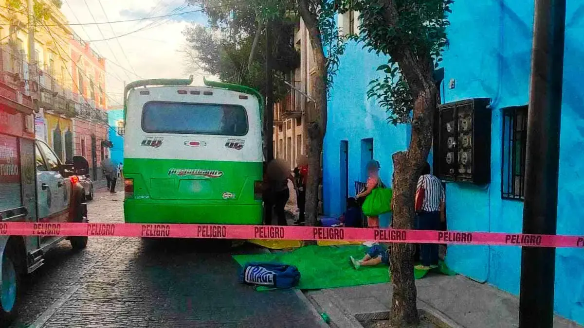 Ruta chocó contra árbol y dejó siete lesionados en el centro de Puebla