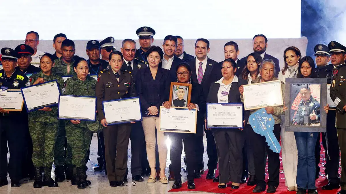 CCE entrega reconocimientos a policías en evento Puebla Agradece
