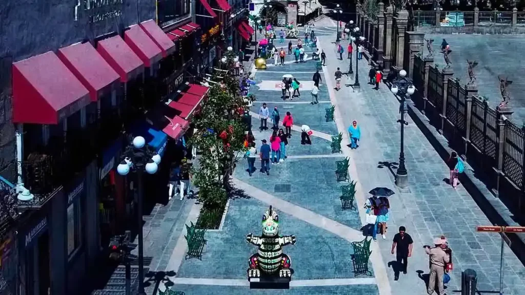 Ayuntamiento de Puebla analiza permitir mesas sobre la calle 16 de Septiembre