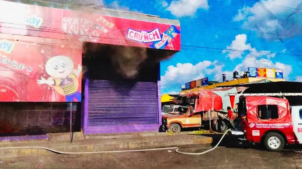 Se incendió una dulcería en la Central de Abasto de Puebla