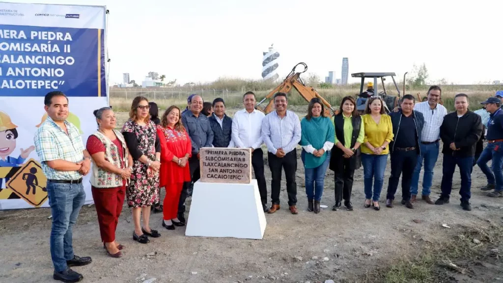 Coloca Mundo Tlatehui primera piedra de la Subcomisaría II Tlaxcalancingo-Cacalotepec