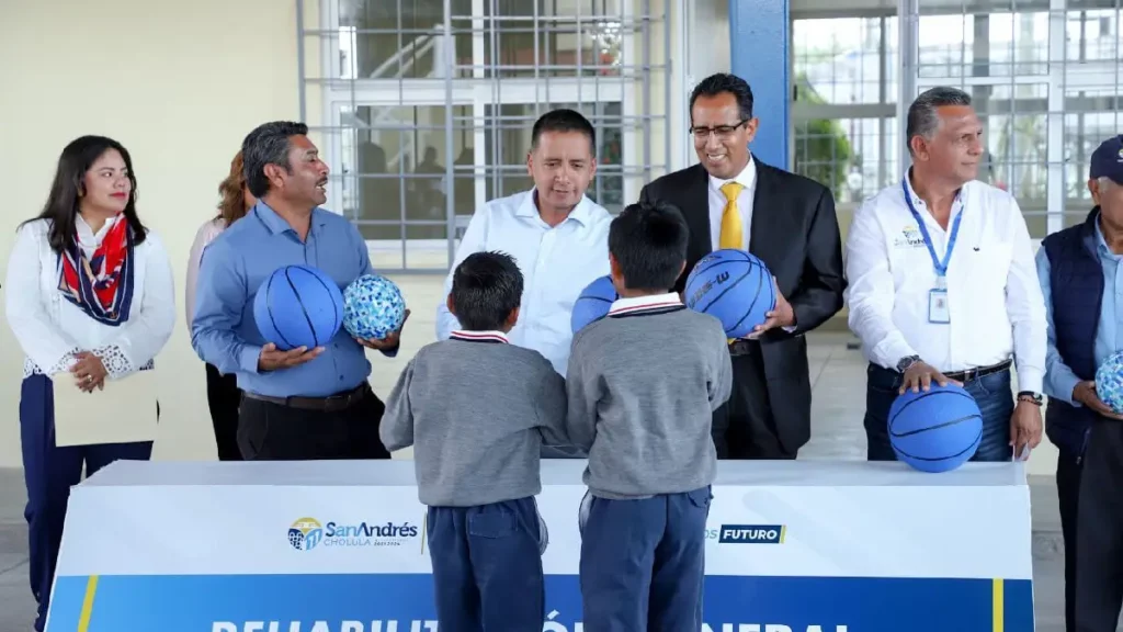 Inaugura Mundo Tlatehui rehabilitación de la primaria 24 de Febrero en Tlaxcalancingo