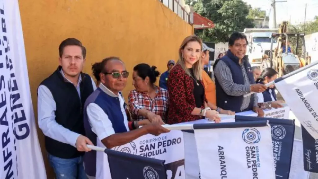 Paola Angon atiende las necesidades de las familias, con el inicio de obra de la calle primera de Vicente Guerrero
