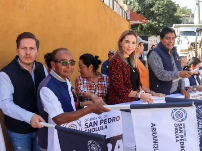 Paola Angon atiende las necesidades de las familias, con el inicio de obra de la calle primera de Vicente Guerrero