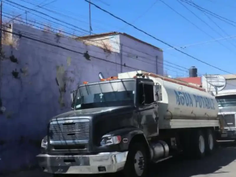 Paola Angon cumple el compromiso de abastecer agua a vecinos de los Barrios de Jesús y Santiago
